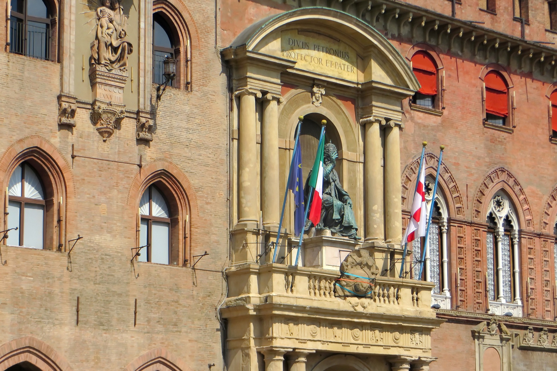 Bologna Palazzo Comunale statua