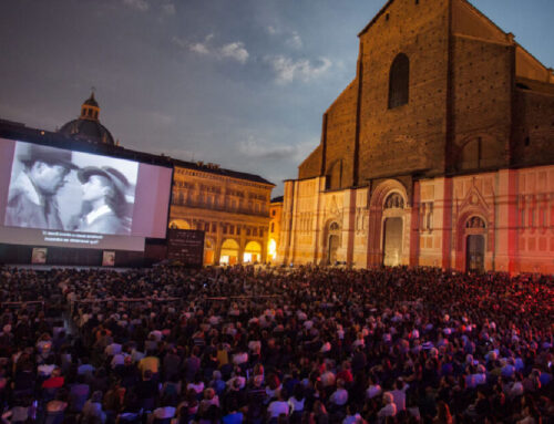 Cinema in Piazza Maggiore: la magia delle notti estive bolognesi