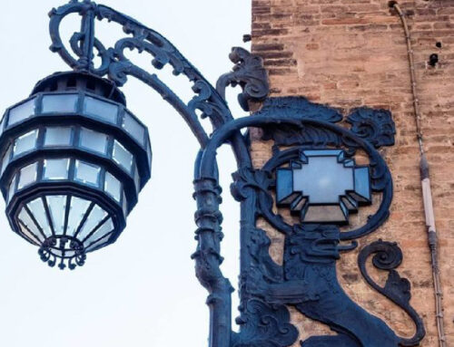 L’antico lampione di Palazzo Re Enzo: storia, leggende e curiosità