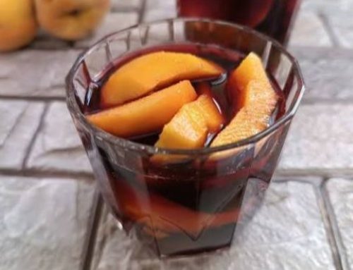 Pesche al vino: ricetta estiva tipica emiliana